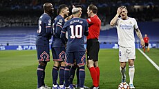 Fotbalisté Paris St. Germain diskutují s rozhodím Dannym Makkeliem.