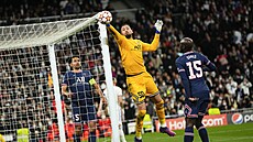Gianluigi Donnarumma (PSG) vytahuje balon z brány.