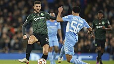 Conrad Jaden Egan-Riley (Manchester City) jde do souboje s Paulinhem ze...