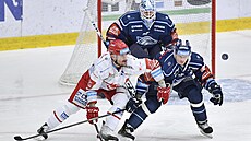 Vladimír Dravecký (vlevo) a Luká� Derner v souboji o puk.