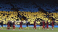 Fanouci vyjadují bhem rozcviky ped zápasem Watfordu s Arsenalem podporu...