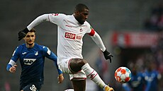Anthony Modeste (vpravo) z Kolína se sna�í ve vzduchu zpracovat balon v zápase...