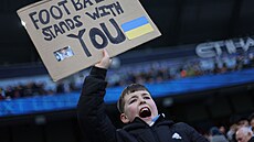 Mladý fanouek vyjaduje podporu Ukrajin.