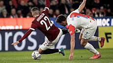 Luká Haraslín (vlevo) ze Sparty a David Hovorka ze Slavie sledují v pádu balon.