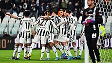 Fotbalisté Juventusu se radují z gólu proti Spezii.