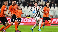Duan Vlahovi (druhý zprava) z Juventusu spchá za balonem v zápase proti...