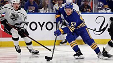 Jeff Skinner z Buffala (v modrém) kontroluje puk.