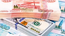 Rublové a dolarové bankovky