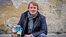 Todn  vesnice schoulená pod horou je první knihou z edice Nadohled, která má...