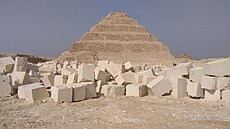 Méně známou káhirskou památkou je nekropole stupňovitých pyramid Sakkára.