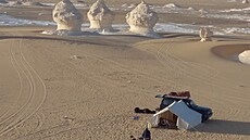 Trochu jiný zážitek z Egypta čeká návštěvníky v Bílé poušti u oázy Bahríja....