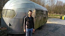 �tená� p�ed p�vodním karavanem, kdy� ho do dopravil dom�.
