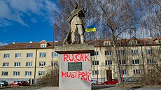 Vzkaz nasprejovaný na so�e rudoarm�jce v Ku�imi na Brn�nsku byl namí�en v��i...
