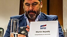 Martin Nejedlý, poradce prezidenta Miloe Zemana, s kancléem Vratislavem Mynáem