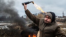 Civilisté v Žytomyru se učí házet Molotovovými koktejly. (1. března 2022) | na serveru Lidovky.cz | aktuální zprávy