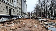 Hasii zasahují u budov Charkovské univerzity a policejní stanice. (2. bezna...