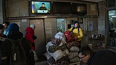 Ukrajintí dobrovolníci ve Lvov tídí darované potraviny pro místní...