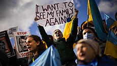 Ukrajin�tí ob�ané protestují v tureckém Instanbulu. (2. b�ezna 2022)