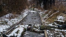 Tla mrtvých ruských voják leí na kolejích ve mst Irpi nedaleko Kyjeva....