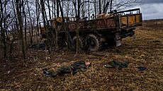 Mrtvý ruský voják na poli u msta Sytnyaky na Ukrajin. (1. bezna 2022)