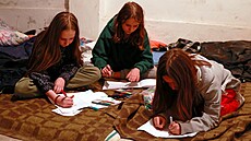 Ukrajinské dívky se učí ve sklepě kyjevské školy. (6. března 2022) | na serveru Lidovky.cz | aktuální zprávy