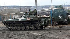 Ruští vojáci projíždějí separatisty kontrolovanou vesnicí Bugas na Ukrajině.... | na serveru Lidovky.cz | aktuální zprávy