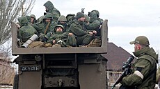 Ruští vojáci ve vesnici Bugas v Doněcké oblasti (6. března 2022) | na serveru Lidovky.cz | aktuální zprávy