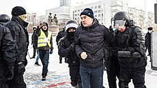 Policie v Jekatrinburgu zatýká lidi protestující proti invazi na Ukrajinu. (6....
