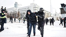 Policie v Jekatrinburgu zatýká lidi protestující proti invazi na Ukrajinu. (6....
