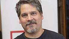 Nový román Ond�eje Hübla Opona p�vodn� vznikl jako scéná� televizní minisérie.