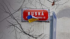 Přelepené cedule s označením Ruské ulice v Praze