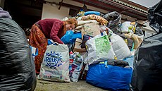 Tereza Opelková tídí na svém dvorku darované spacáky, deky i hygienické...