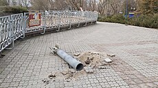 Raketa, která dopadla do kyjevské zoo tsn vedle výbhu tygr. Nápis varuje...