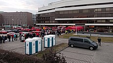 Fronta �ekajících ukrajinských uprchlík� p�ed Kongresovým centrem Praha.