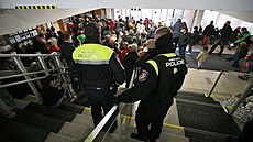 Lidé �ekali na otev�ení asisten�ního centra pro uprchlíky v Jihlav� od samého...