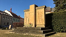 Podobu pomníku padlým na pibyslavském Bechyov námstí dotváela socha rudoarmjce se samopalem. Poátkem minulého týdne ji radnice nechala sundat.