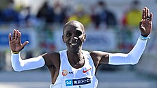Eliud Kipchoge práv� ovládl Tokijský maraton.