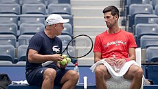 Marián Vajda p�i tréninku s Novakem Djokovi�em na US Open.