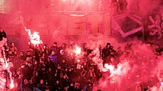 Fanou�ci Sparty p�i derby proti Slavii.