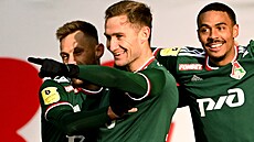 Jan Kuchta slaví gól se spoluhrá�i z Lokomotivu Moskva.