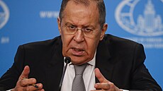 Ruský ministr zahranií Sergej Lavrov na tiskové konferenci v Moskv (14. ledna...