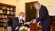 Prezident Milo� Zeman p�evzal od výkonného �editele Asociace obranného a...
