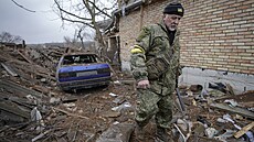 Obyvatel ostelované ukrajinské vesnice Horenka Andrij Honruk je pipravený...