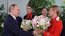 Ruský prezident Vladimir Putin rozdával kvtiny letukám. (5. bezna 2022)