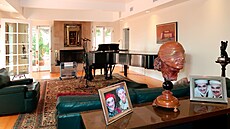 Obývací pokoj s nezbytným klavírem