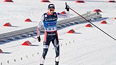 Norský sdruženář Jarl Magnus Riiber projíždí vítězně cílem závodu Světového...