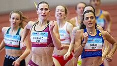 Kimberley Ficenecová (vlevo) a Kristiina Mäki v ele závodu na 800 metr.