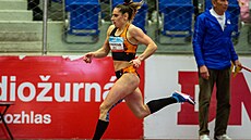 Lada Vondrová ve finále běhu na 400 metrů.