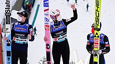 Tři nejlepší skokani na lyžích z nedělního závodu v Oslu. Uprostřed vítězný Nor...