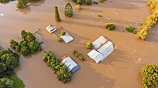 Pohled na zaplavené ulice a domy v australském Maryborough (28. února 2022)